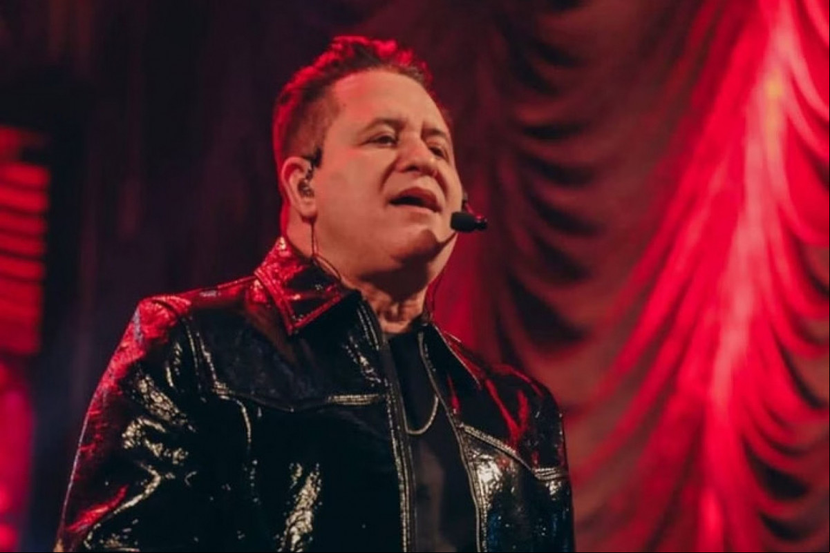  cantor caiu do palco durante a apresentação e bateu a cabeça/Reprodução/Redes Sociais
