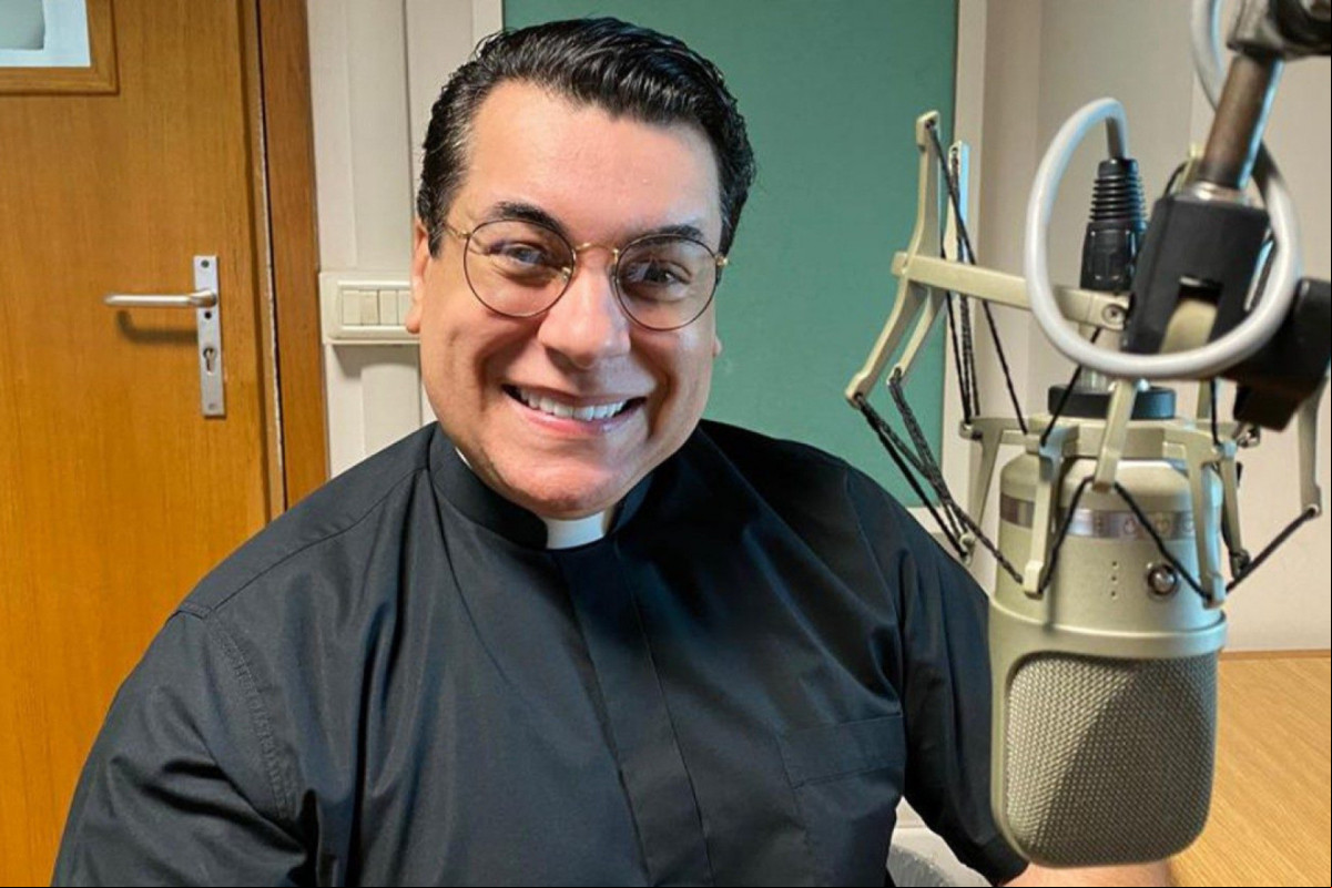 Conhecido por abordar temas delicados de forma ível e carismática, o padre Chrystian Shankar arrancou risos, aplausos e deixou seguidores incrédulos/Divulgação/Vatican News