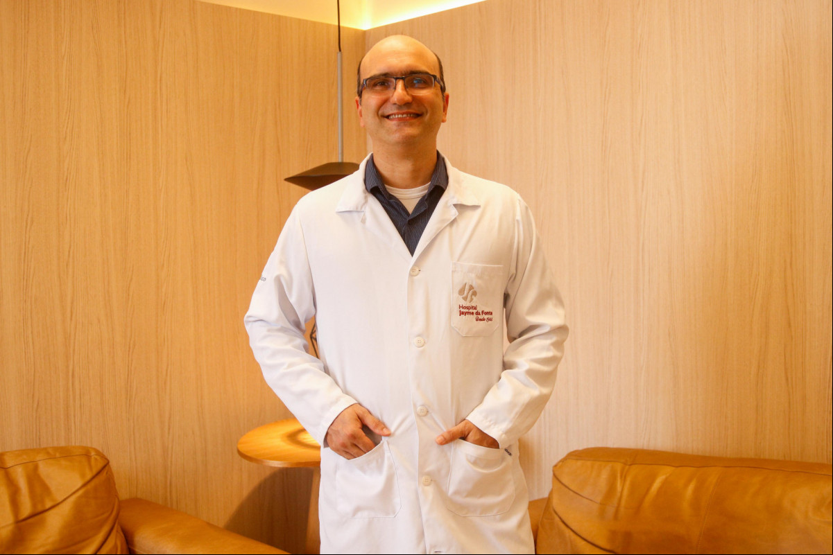 Rafael Lins, cirurgião vascular do Hospital Jayme da Fonte, conta que os riscos atrelados a embolização uterina são menores se comparados a uma cirurgia convencional