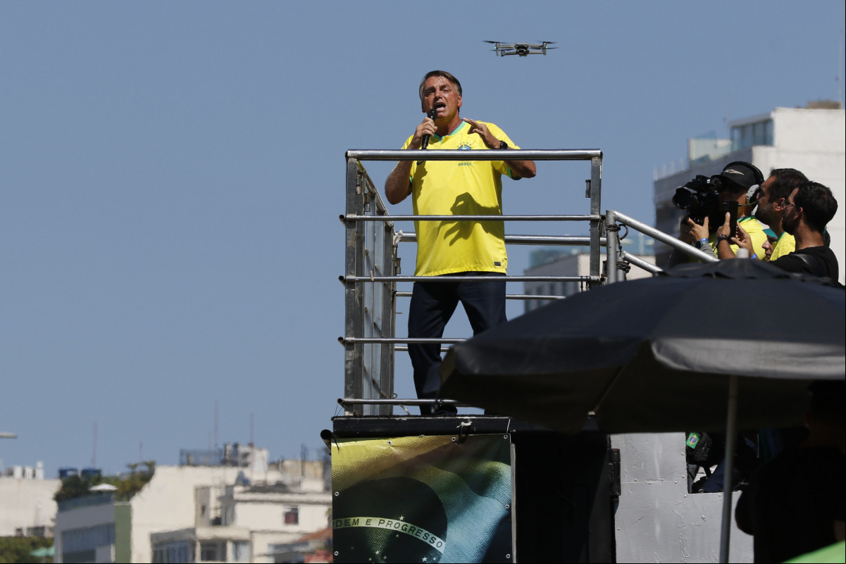 
O ex-presidente Jair Bolsonaro em manifestação política na orla de Copacabana