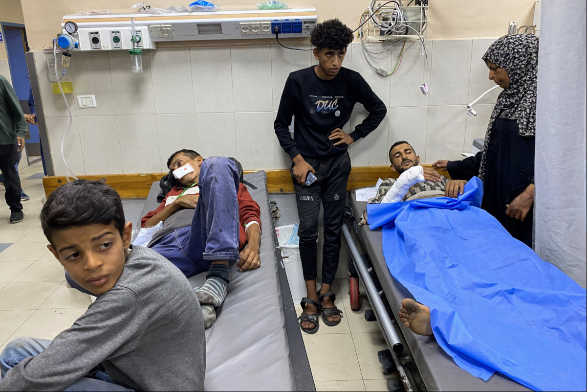 Palestinos feridos por fogo israelense enquanto se reuniam perto de um centro de ajuda apoiado pelos EUA na área de Rafah recebem tratamento no hospital Nasser, no sul da Faixa de Gaza, em 3 de junho de 2025. (Foto da AFP)