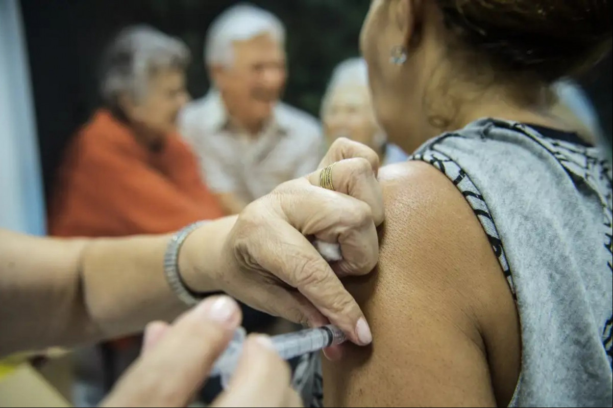 A influenza A já supera a covid-19 como principal causa de mortes por Síndrome Respiratória Aguda Grave em idosos/Foto: Marcelo Camargo/Agência Brasil