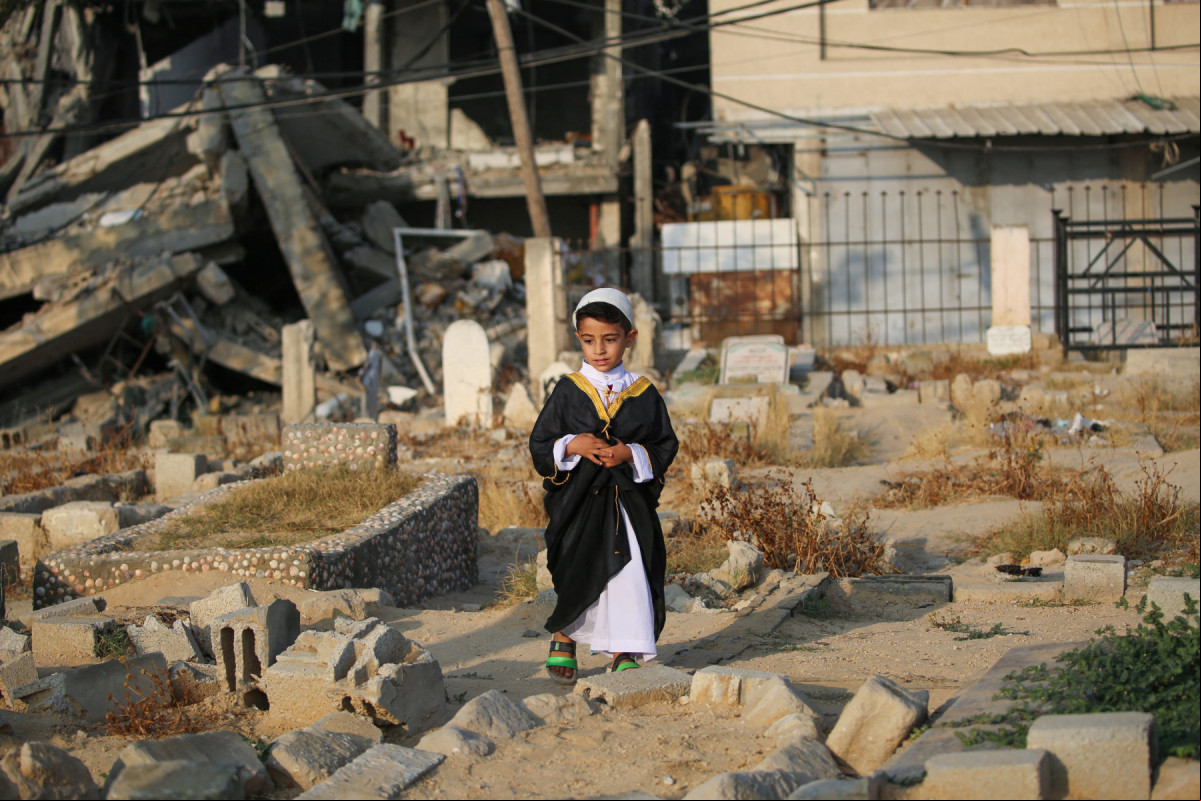 Uma criança palestina visita o túmulo de um ente querido no primeiro dia do festival muçulmano Eid al-Adha em Nuseirat, no centro da Faixa de Gaza, em 6 de junho de 2025, em meio à guerra entre Israel e o Hamas. (Foto de Eyad BABA / AFP) ( AFP) Uma criança palestina visita o túmulo de um ente querido no primeiro dia do festival muçulmano Eid al-Adha em Nuseirat, no centro da Faixa de Gaza, em 6 de junho de 2025, em meio à guerra entre Israel e o Hamas. (Foto de Eyad BABA / AFP)/ AFP