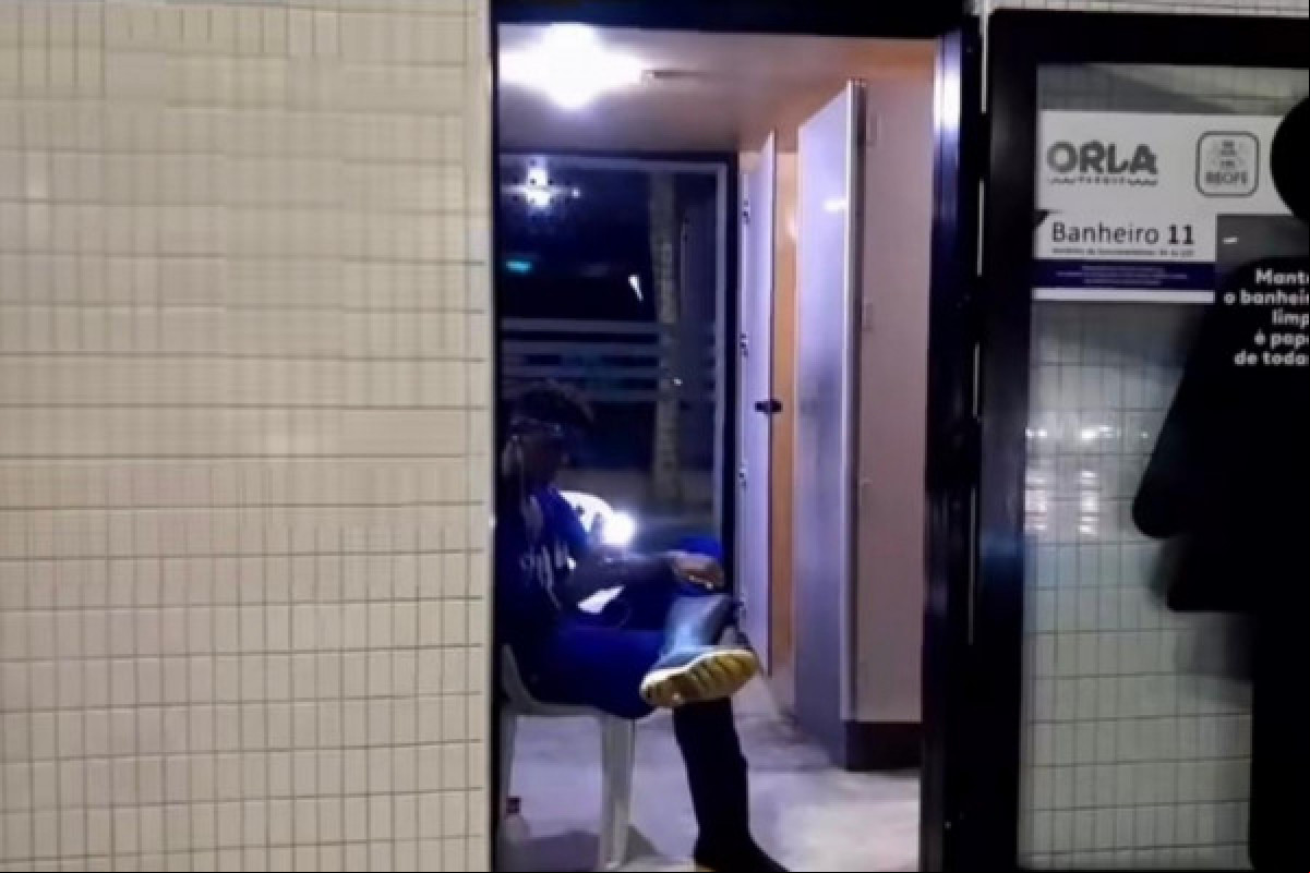 Mulher gravou funcionário dentro do banheiro feminino na Orla de Boa Viagem depois dele se recusar a sair do local para que ela usasse a unidade. (Reprodução/Redes Sociais) Mulher gravou funcionário dentro do banheiro feminino na Orla de Boa Viagem depois dele se recusar a sair do local para que ela usasse a unidade./Reprodução/Redes Sociais