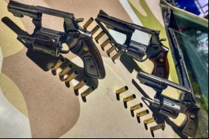 A polícia apreendeu três revólveres com trio suspeito de assaltos em Jucati